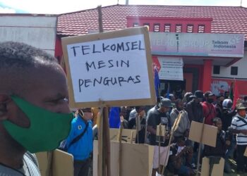 Warga Usung Replika Peti Mati untuk Telkomsel Wamena
