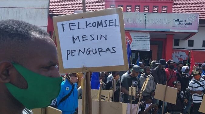 Warga Usung Replika Peti Mati untuk Telkomsel Wamena