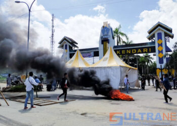 Demo Tolak TKA, Puluhan Mahasiswa Blokade Gerbang Ranomeeto