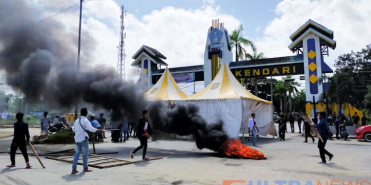 Demo Tolak TKA, Puluhan Mahasiswa Blokade Gerbang Ranomeeto
