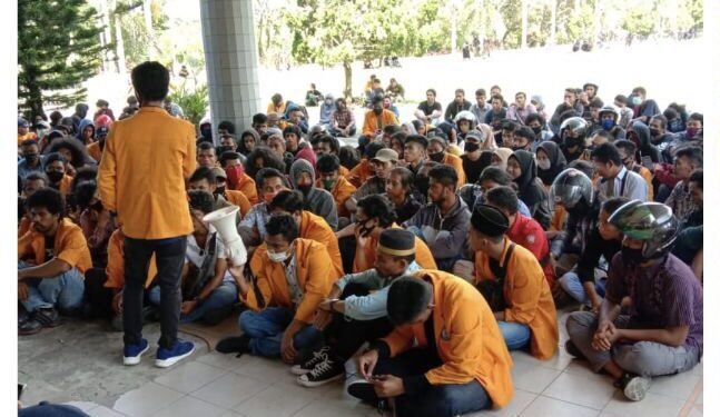 Tuntut Ini, KBM-UHO Geruduk Rektorat