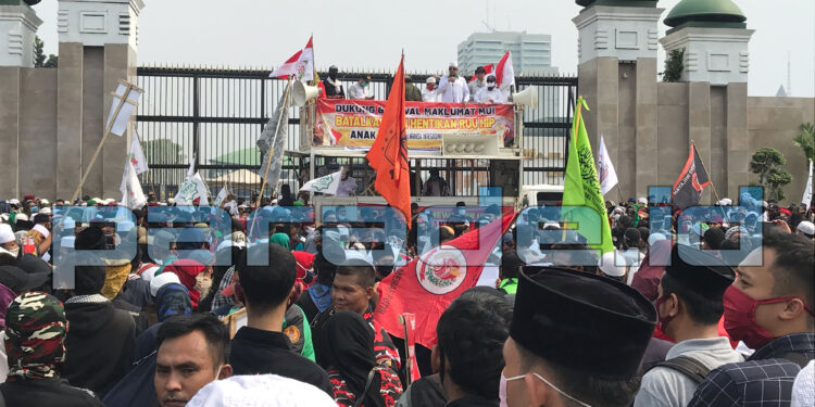 Puisi Taufik Ismail di Tengah Aksi Massa Tolak RUU HIP