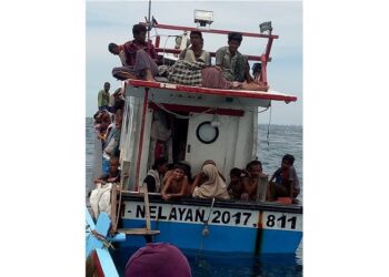 Nelayan Aceh Evakuasi Warga Rohingya Terkatung di Laut