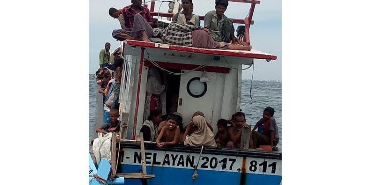 Nelayan Aceh Evakuasi Warga Rohingya Terkatung di Laut