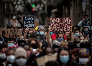 Protes Rasisme, Ribuan Orang di New Zealand Berlutut di Depan Konsulat AS