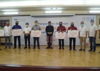 Wagub Serahkan 4.000 Paket Sembako untuk Pekerja Pariwisata