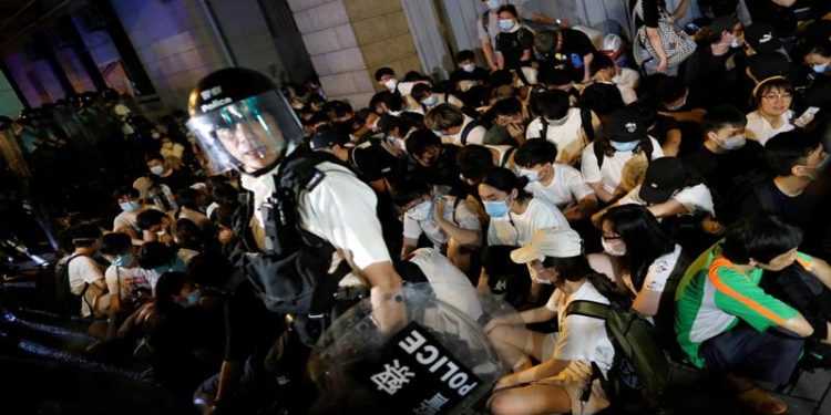 Teriakkan “Aku Tidak Bisa Bernapas” Saat Amankan Demo, Polisi Hong Kong Ditegur