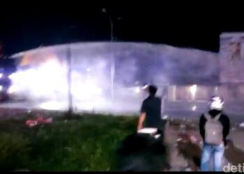 Demo Tolak TKA China di Sultra Berakhir Lempar Batu dan Tembakan Gas Air Mata