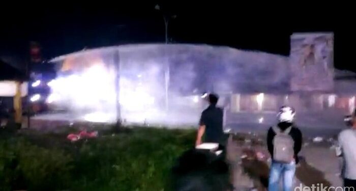 Demo Tolak TKA China di Sultra Berakhir Lempar Batu dan Tembakan Gas Air Mata