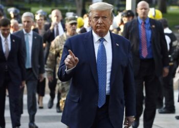 Geram dengan Buku Karya Mantan Penasihatnya, Trump: Itu Fiksi Murni!