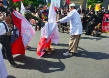 GUIB Tolak RUU HIP, Bakar Bendera PKI