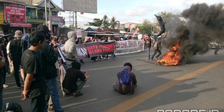 Ratusan Massa Tuntut Biaya Pendidikan dan Kesehatan Digratiskan