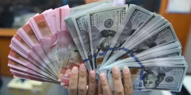 Rupiah Diperkirakan Melemah Hari Ini, Pasar Khawatir Naiknya Covid-19