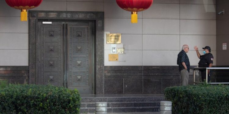 Pendemo Antikomunis Ejek Staf Konsulat China di Houston