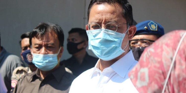 Mensos Tunaikan Janji Presiden Bantu Korban Bencana di Sukajaya Bogor