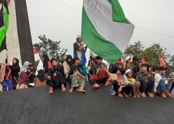 (Foto) Demo Libatkan Anak Potensi Klaster Covid-19?