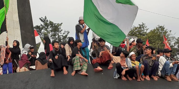 (Foto) Demo Libatkan Anak Potensi Klaster Covid-19?