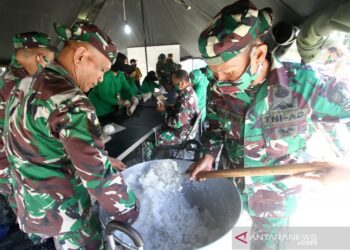 TNI Dirikan Dapur Umum Bantu Korban Banjir Gorontalo