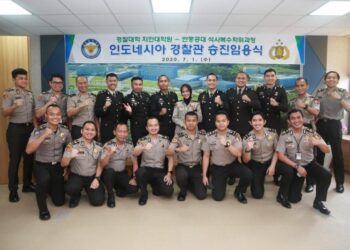 Perwira Kepolisian Indonesia Terima Kenaikan Pangkat di Korea Selatan