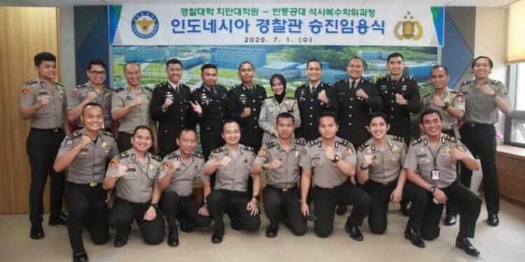 Perwira Kepolisian Indonesia Terima Kenaikan Pangkat di Korea Selatan