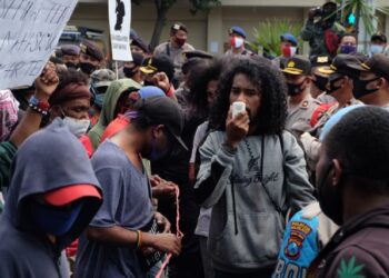 Mahasiswa asal Papua di Malang Melakukan Blokade Jalan Raya