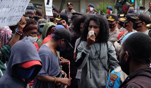 Mahasiswa asal Papua di Malang Melakukan Blokade Jalan Raya