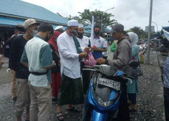 Bagikan Masker tapi Tetap Tegas Tolak RUU HIP