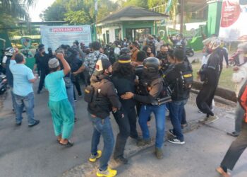 Aliansi Mahasiswa dan Rakyat Papua Bentrok dengan Polisi