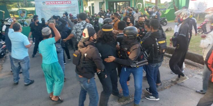 Aliansi Mahasiswa dan Rakyat Papua Bentrok dengan Polisi