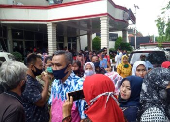 Puluhan Wali Murid Datangi Kantor DPRD Protes PPDB Zonasi di Padang