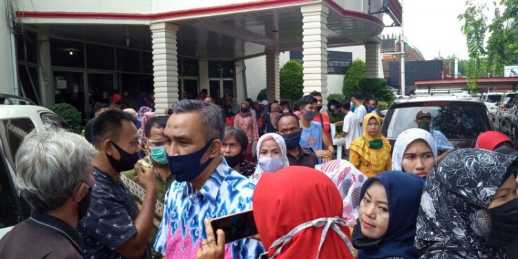 Puluhan Wali Murid Datangi Kantor DPRD Protes PPDB Zonasi di Padang