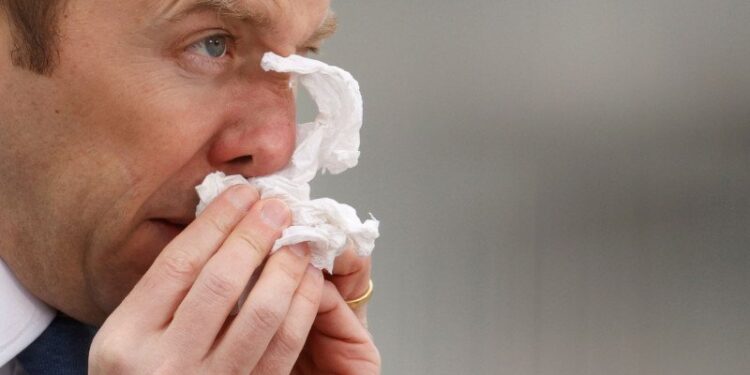 Menkes Inggris: Pemerintah Tidak Sarankan Penggunaan Masker di Kantor