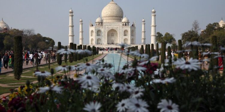 Taj Mahal Kembali Dibuka, Pengunjung Wajib Pakai Masker