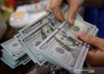 Dolar AS Jatuh di Tengah Sejumlah Data Ekonomi