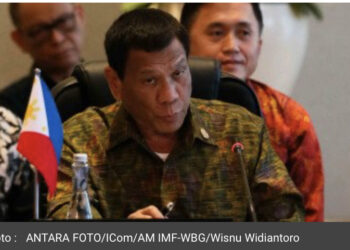 Presiden Filipina Perintahkan Warganya Cuci Masker Pakai Bensin