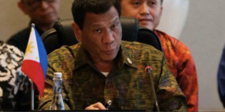 Presiden Filipina Perintahkan Warganya Cuci Masker Pakai Bensin