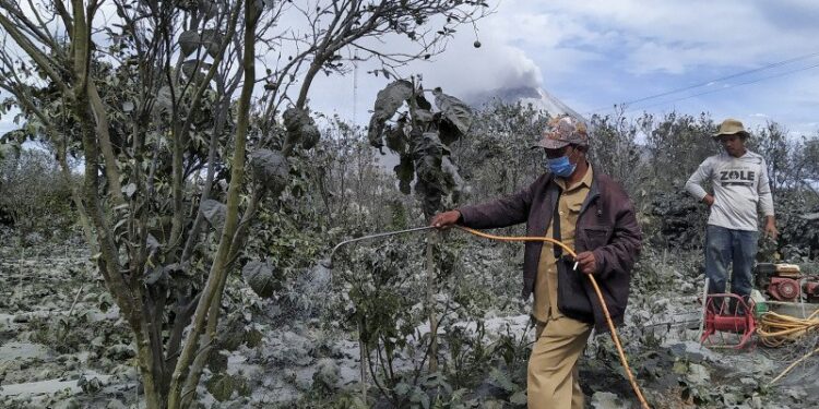 Gunung Sinabung Kembali Semburkan Debu
