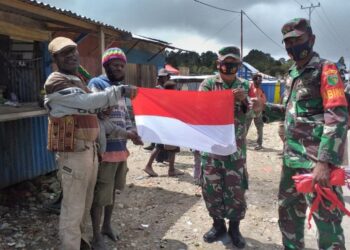 Koramil Waghete Bagikan Bendera Merah Putih ke Warga Sambut HUT RI