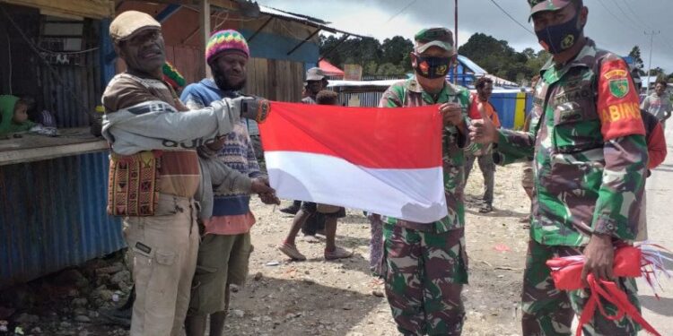 Koramil Waghete Bagikan Bendera Merah Putih ke Warga Sambut HUT RI
