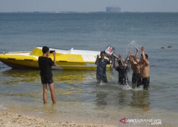 Ribuan Wisatawan Berlibur di Kepulauan Seribu