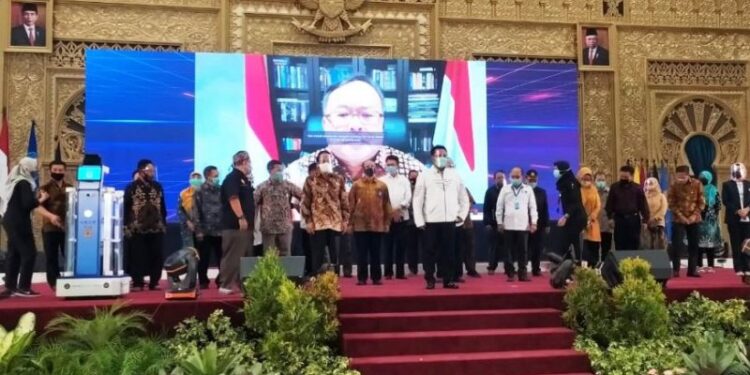 Menristek Luncurkan Robot KECE Generasi Kedua Buatan Unesa