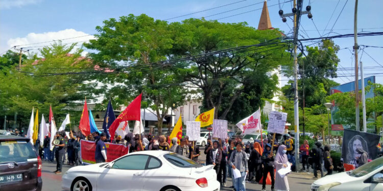 Aksi Solidaritas Front Perjuangan Rakyat di Polrestabes Makassar
