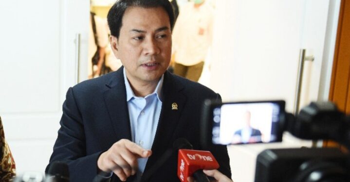 Sebelum Insiden Mik Mati, Ternyata Ini Bisikan Azis Syamsuddin ke Puan