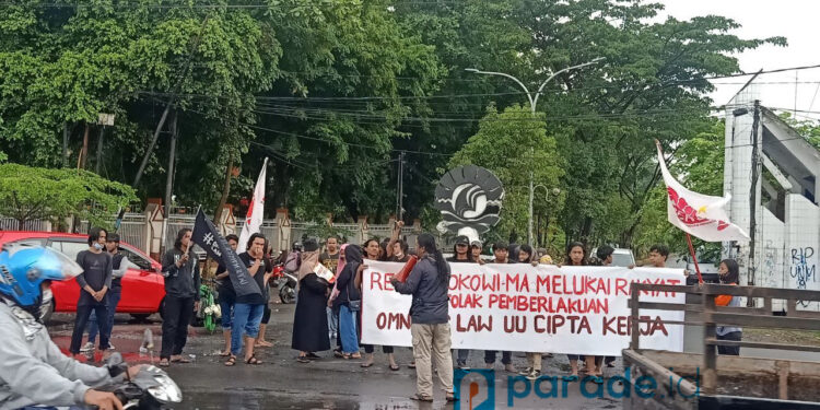 Serikat Perempuan Indonesia (SERUNI) Tolak UU Ciptaker