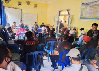 Audiensi Warga terkait Transparansi Anggaran di Kantor Desa