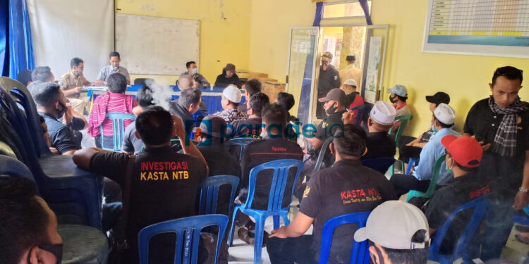 Audiensi Warga terkait Transparansi Anggaran di Kantor Desa