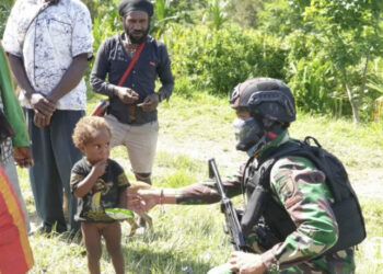 Satgas Pamrahwan Yonif 500/Sikatan Patroli Simpatik dengan Warga