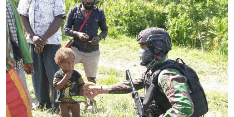 Satgas Pamrahwan Yonif 500/Sikatan Patroli Simpatik dengan Warga