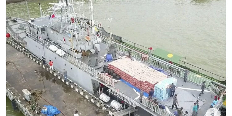 KRI Tongkol 813 Angkut Bantuan Logistik untuk Korban Gempa Sulbar