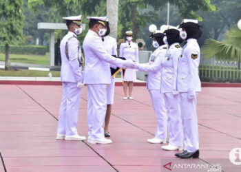 Kasal Anugerahkan Tanda Kehormatan kepada Tiga Prajurit Kowa